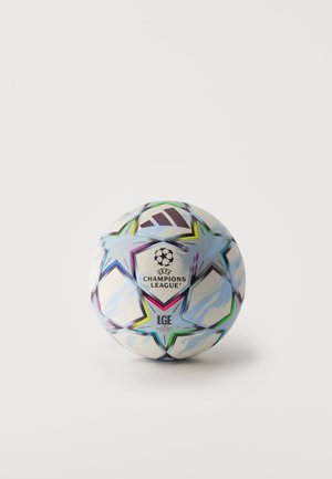 Balón de fútbol blanco Adidas UEFA Champions League con patrones de estrellas coloridas y logo negro sobre un fondo liso.