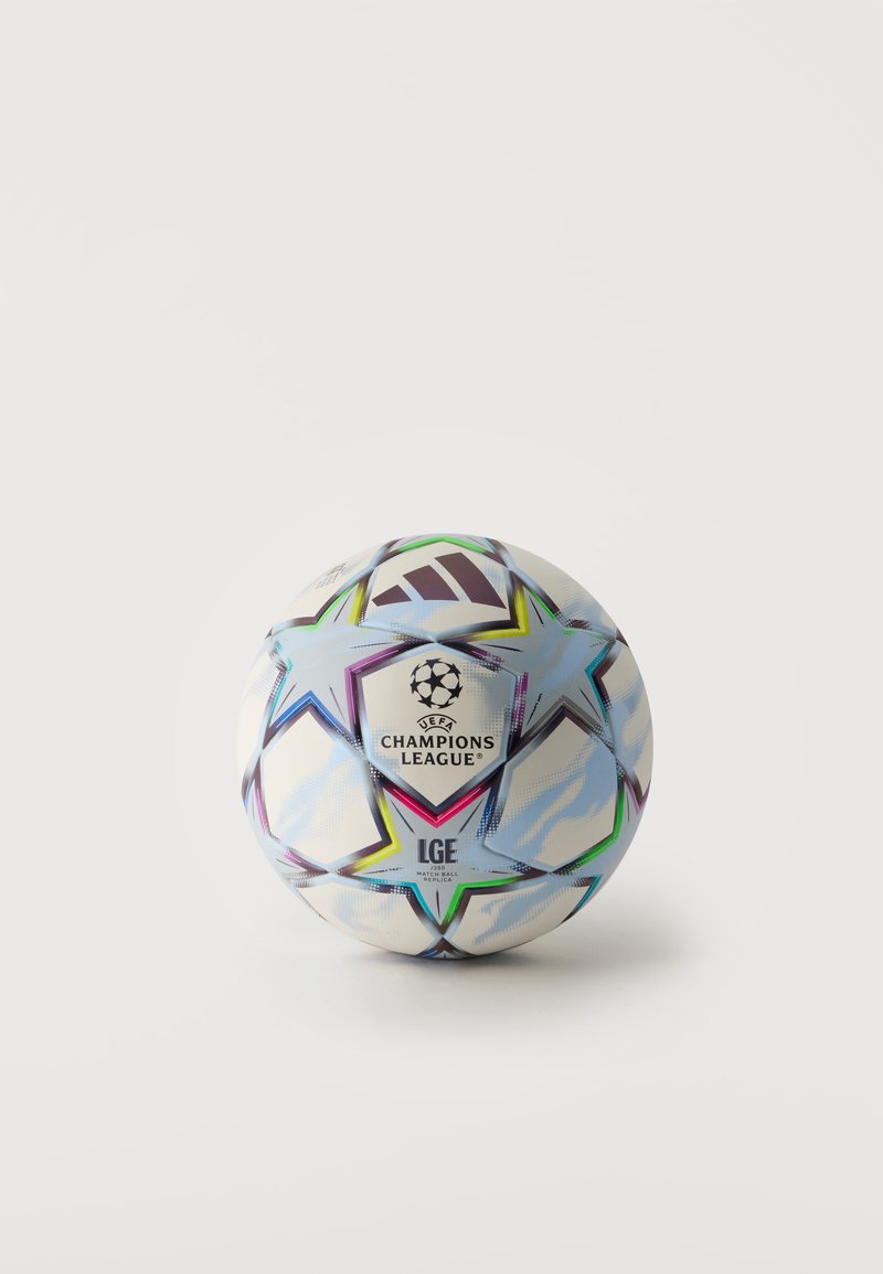 Λευκή μπάλα ποδοσφαίρου Adidas UEFA Champions League με πολύχρωμα αστέρια και μαύρο λογότυπο σε απλό φόντο.