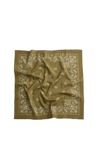 Bandana carré vert olive avec des motifs cachemire blancs et floraux le long des bords et de petits motifs floraux dispersés au centre, légèrement froissé.