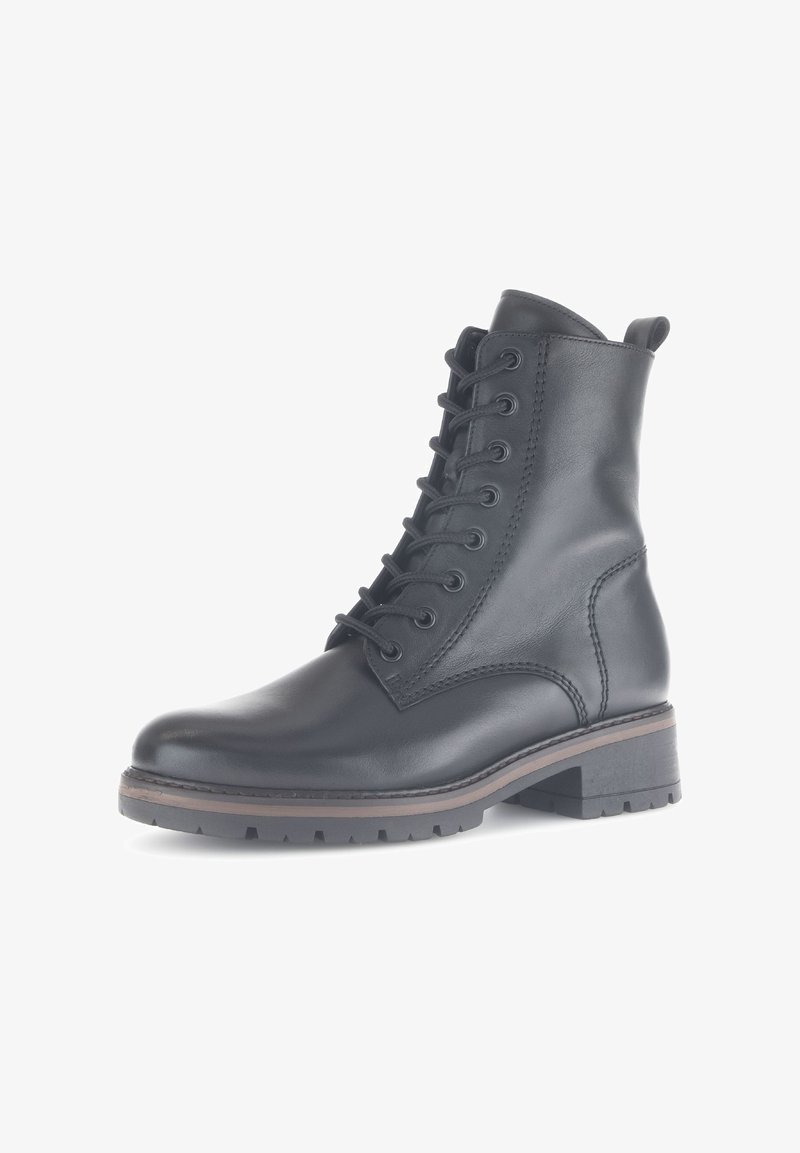 Stivaletto in pelle nera con punta rotonda, chiusura con lacci, suola robusta e tacco basso a blocco. Presenta dettagli di cucitura lungo i lati.