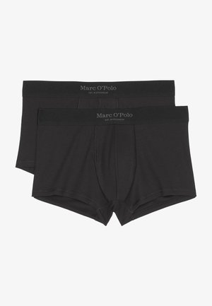 Schwarze Baumwoll-Boxershorts mit gerippter Textur, ausgestattet mit einem breiten Bund, auf dem "Marc O’Polo" und "EST. IN STOCKHOLM" in Grau gedruckt sind.