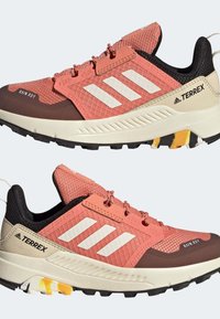 adidas Terrex TERREX TRAILMAKER RAIN.RDY HIKING - Zapatillas de senderismo - white coral gold coloured
