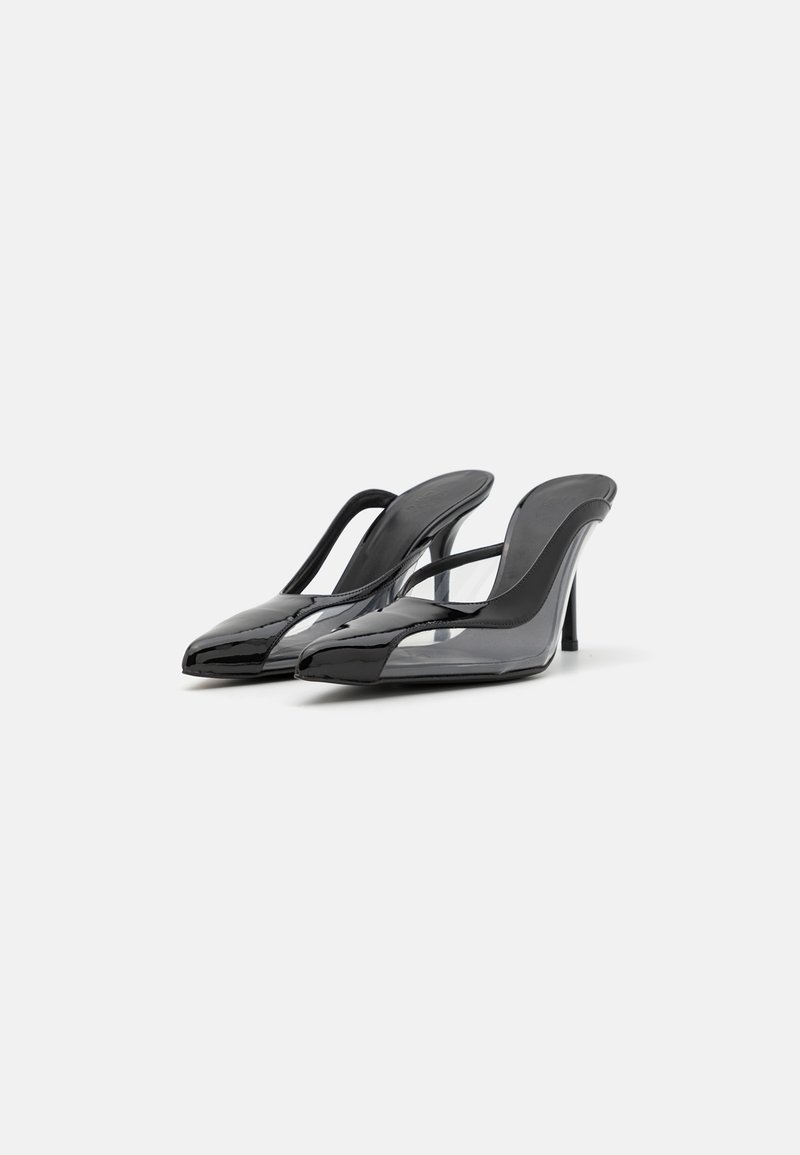 Stivaletti slingback in vernice nera con punta affusolata e ritagli trasparenti. Presentano un sottile tacco a spillo e una superficie liscia.