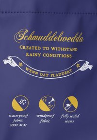 Marinblått vattentätt tyg med guldtryck. Innehåller ikoner för vattentätt, vindresistent tyg och helt förseglade sömmar. Designad för att skydda mot regn.