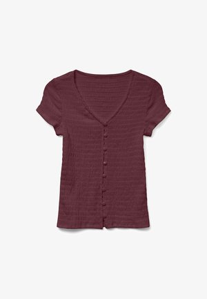 Top burdeos de cuello en V y manga corta con tejido texturizado y detalles de botones en la parte delantera. Presenta un diseño ajustado y una textura suave y acanalada.