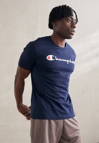 Champion ICONS CREWNECK LARGE LOGO - Camiseta estampada - navy