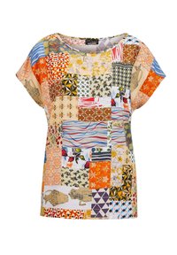 Mehrfarbiger Patchwork-Oberteil mit kurzen Ärmeln. Enthält verschiedene Muster in Orange, Blau und neutralen Tönen. Weicher Stoff, weiter Ausschnitt.