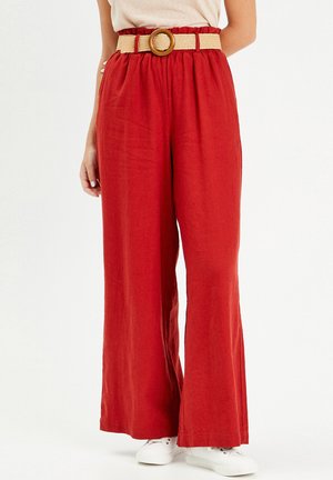 MIT GÜRTEL - Pantalon classique - rouge foncé