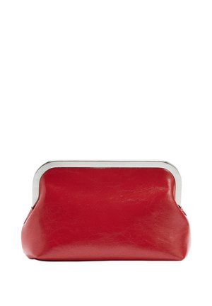 Czerwony skórzany portmonetka z metalowym, srebrnym zapięciem, o prostokątnym kształcie z zaokrąglonymi krawędziami, przedstawiona na białym tle.