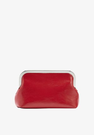 Czerwony skórzany portmonetka z metalowym, srebrnym zapięciem, o prostokątnym kształcie z zaokrąglonymi krawędziami, przedstawiona na białym tle.