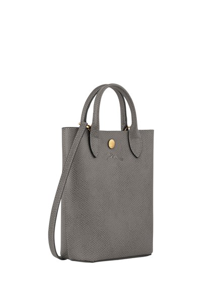 Graue Lederhandtasche mit strukturiertem Design, doppelten kurzen Griffen, einem abnehmbaren Schultergurt und einem goldenen Knopfakzent.