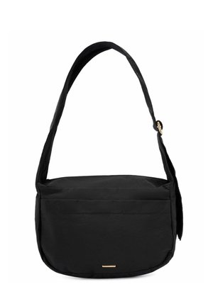 Czarna torba na ramię z szerokim regulowanym paskiem, miękkiego materiału, z przednią kieszenią i małym złotym prostokątnym logo.