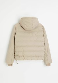 Beżowa kurtka puchowa z kapturem, posiadająca pikowaną fakturę, elastyczne mankiety i regulowany ściągacz u dołu. Prosty, stonowany design.