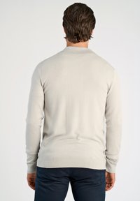 Maglione lavorato a maglia grigio chiaro con collo rotondo e maniche lunghe, caratterizzato da una superficie liscia e un design aderente, mostrato da dietro.