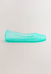 Permatomas turkio spalvos plokščias batelis su deimanto raštu ir lygiu paviršiumi, suapvalinta nosimi ir lanksčia, lengva medžiaga.