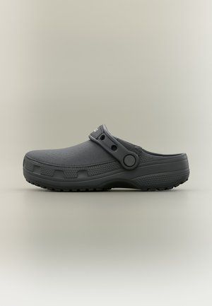 Sabot gris foncé à enfiler avec une tige texturée, une bride de talon réglable et une semelle robuste pour une utilisation extérieure ou décontractée.
