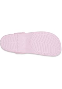 Różowa gumowa sandał z teksturowaną podeszwą w zygzakowy wzór, regulowanym paskiem oraz logo na wkładce.