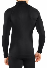 Schwarzes langärmliges Sportshirt mit hohem Kragen, das ein körperbetontes Design, eine gerippte Textur und verstärkte Nähte für Langlebigkeit aufweist.