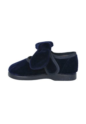 Zapato de terciopelo azul marino con punta redondeada, que presenta un gran lazo decorativo y un ribete elástico alrededor de la parte del collar. Suela plana negra.