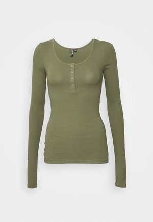 Maglietta henley a maniche lunghe color verde oliva con costine, scollo a giro e patta con quattro bottoni, vestibilità aderente, mostrata su sfondo bianco uniforme.