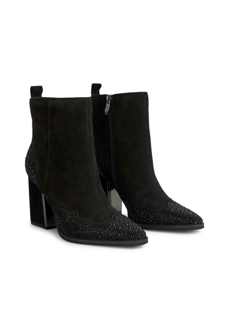 Schwarze Ankle Boots aus Wildleder mit spitzem Zehenbereich und gewelltem Detail. Die Vorderseite ist mit Perlen verziert; der quadratische Absatz sorgt für Stabilität. Mit Reißverschluss an der Seite.