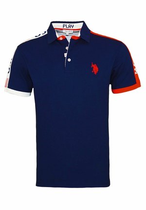 Marineblauw poloshirt met rode en witte accenten op de mouwen, rood geborduurd polo-spelerlogo op de borst en de tekst "PLAY" in de kraag.