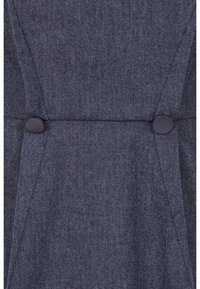 Mörkgrått textil med en subtil textur, med två runda svarta knappar som fäster en strukturerad design i mitten.