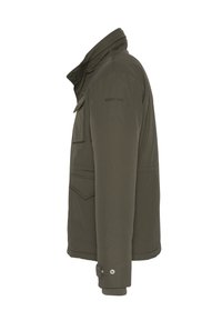 Kurtka w oliwkowym zielonym kolorze z zamkiem błyskawicznym i zatrzaskami, pikowana, z wieloma kieszeniami oraz logo na lewym ramieniu.