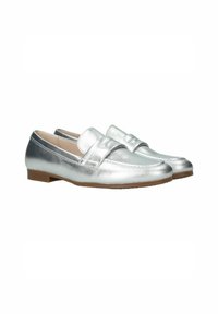 Mocassins argentés en cuir métallique lisse avec un talon plat, présentant une sangle décorative et des détails de couture à l'avant.