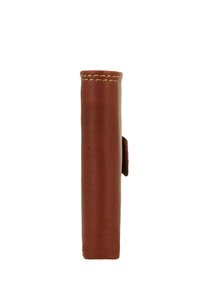 Portefeuille en cuir marron debout montrant sa tranche cousue avec une petite languette de fermeture sur le côté sur fond blanc.