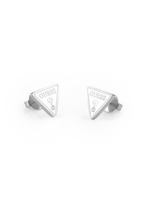 Orecchini triangolari in argento con la parola "GUESS" in rilievo e un piccolo cristallo decorativo, progettati per una chiusura a bottone.