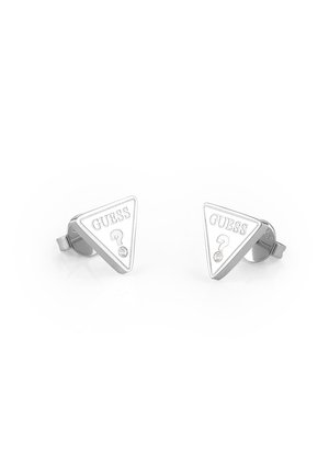Boucles d'oreilles triangulaires en argent présentant le mot "GUESS" en relief et un petit accent en cristal, conçues pour un fermoir à clou.