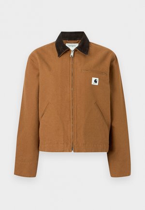 Καφέ ζακέτα Carhartt με φερμουάρ, σκούρο καφέ γιακά, δύο μπροστινές τσέπες και μικρό λογότυπο στο αριστερό στήθος.