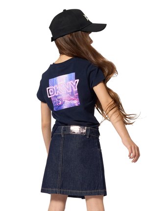DKNY, TEE-SHIRT MANCHES COURTES - T-shirt print - bleu mistral