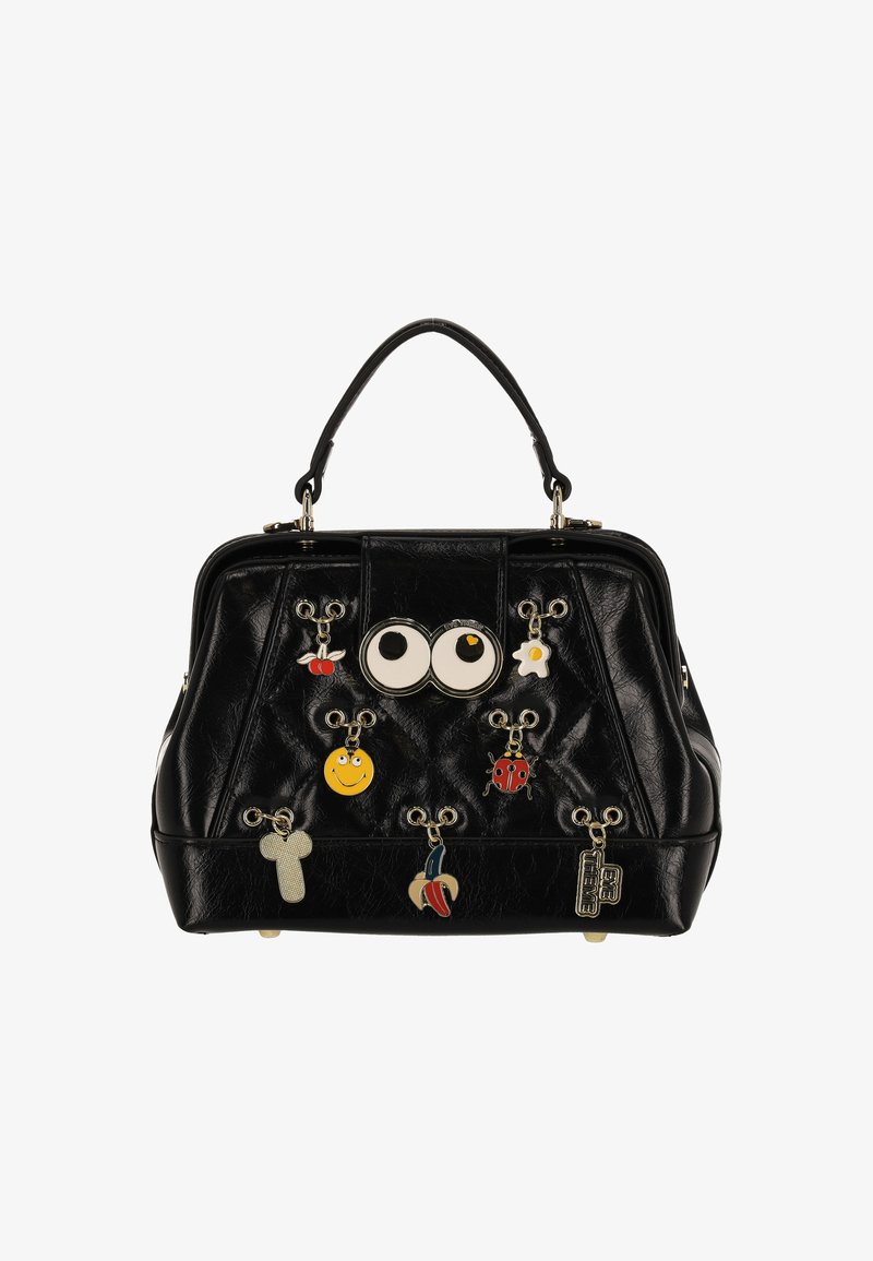 Fekete szintetikus kézitáska strukturált kialakítással, steppelt felülettel és játékos fém medálokkal, amelyek arcokat, rovarokat és szimbólumokat ábrázolnak.