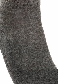 Grau gesockt aus einem strukturierten, flexiblen Stoff. Verfügt über einen gerippten Bund und einen glatten Körper mit subtilen Farbvariationen.