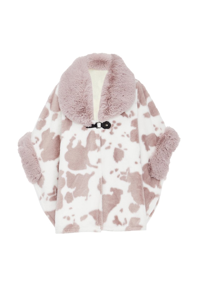 Cappotto in pelliccia sintetica bianco con stampa a macchie rosa di mucca. Presenta un ampio colletto morbido, maniche soffici e una chiusura con bottone nero sul davanti.