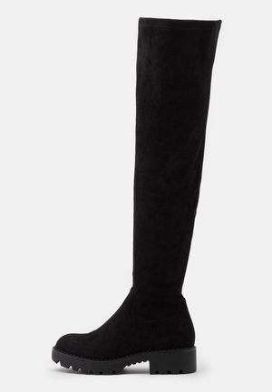 Bottes en daim noir montant au-dessus du genou, avec un bout arrondi, une semelle épaisse et un design sans coutures. Caractéristiques d'une texture douce et d'une construction robuste.
