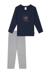 Marineblaues Langarm-T-Shirt mit "GO!" Grafik und roten Akzenten, kombiniert mit hellgrauen Baumwollhosen. Beides ist weich, lässig und bequem.