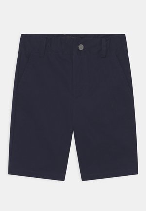 Shorts décontractés bleu marine avec passants de ceinture, bouton à l'avant, fermeture éclair et poches latérales, posés à plat sur un fond blanc.