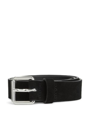 Ceinture en daim noir enroulée avec une boucle métallique rectangulaire argentée et une passante, sur fond blanc.