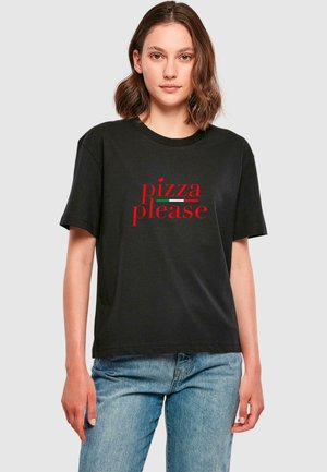 Čierne bavlnené tričko s krátkymi rukávmi. Na prednej strane je červený nápis "pizza prosím". Pohodlný strih, okrúhly výstrih a jednoduchý dizajn.