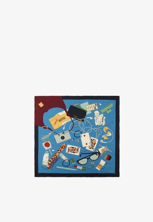 Silk tørklæde med en blå baggrund og forskellige illustrerede genstande: et kamera, kort, briller og assorteret kontorartikler i livlige farver.