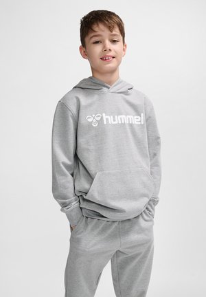 Szara bluza z kapturem wykonana z miękkiego materiału, z przednią kieszenią i białym logo. W zestawie z pasującymi szarymi dresami. Luźny krój i design.