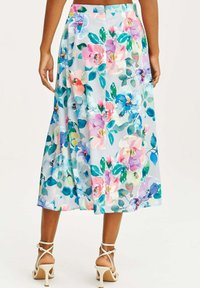 Květnatá midi sukně s světle modrým pozadím, zdobená velkými růžovými a fialovými květy, plisovaný design a zapínání na pase.