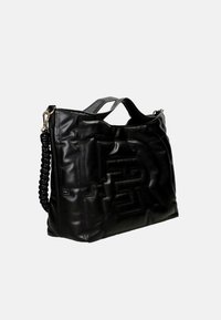 Borsa a tracolla in pelle nera con una texture trapuntata, dotata di un logo prominente e di un manico intrecciato per una presa migliore.