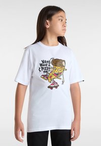 Bílý tričko s krátkým rukávem, na kterém je barevná kreslená grafika postavy pizzy v skateboardu s textem "VANS Chceš mě, pizzu?"