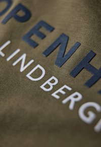 Lindbergh Printtipaita - dk olive