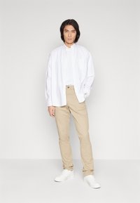 GAP ESSENTIAL SLIM FIT - Pantalones chinos - khaki