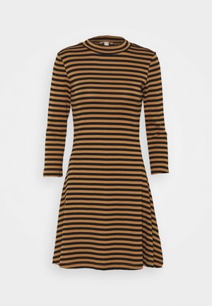 Robe à manches longues avec col rond, rayures horizontales alternées noires et marron, cintrée à la taille avec une jupe évasée.